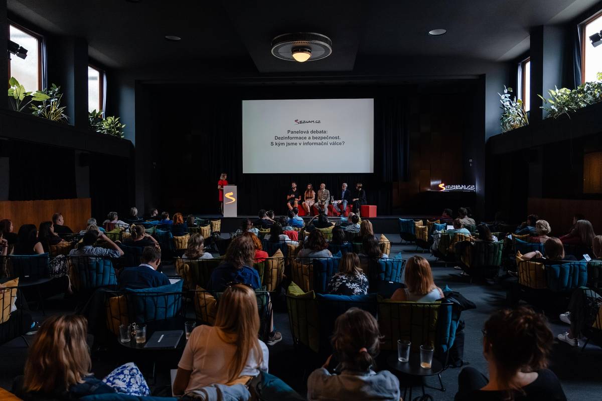 Debata s názvem „Dezinformace a bezpečnost. S kým jsme v informační válce?“ se konala v pražském kině Přítomnost v rámci třetího ročníku Festivalu mediálního vzdělávání, který pořádá Seznam.cz. 