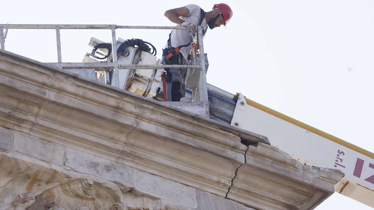 Fotky: Řím zasáhla „vodní bomba“, slavnou památku poškodil blesk