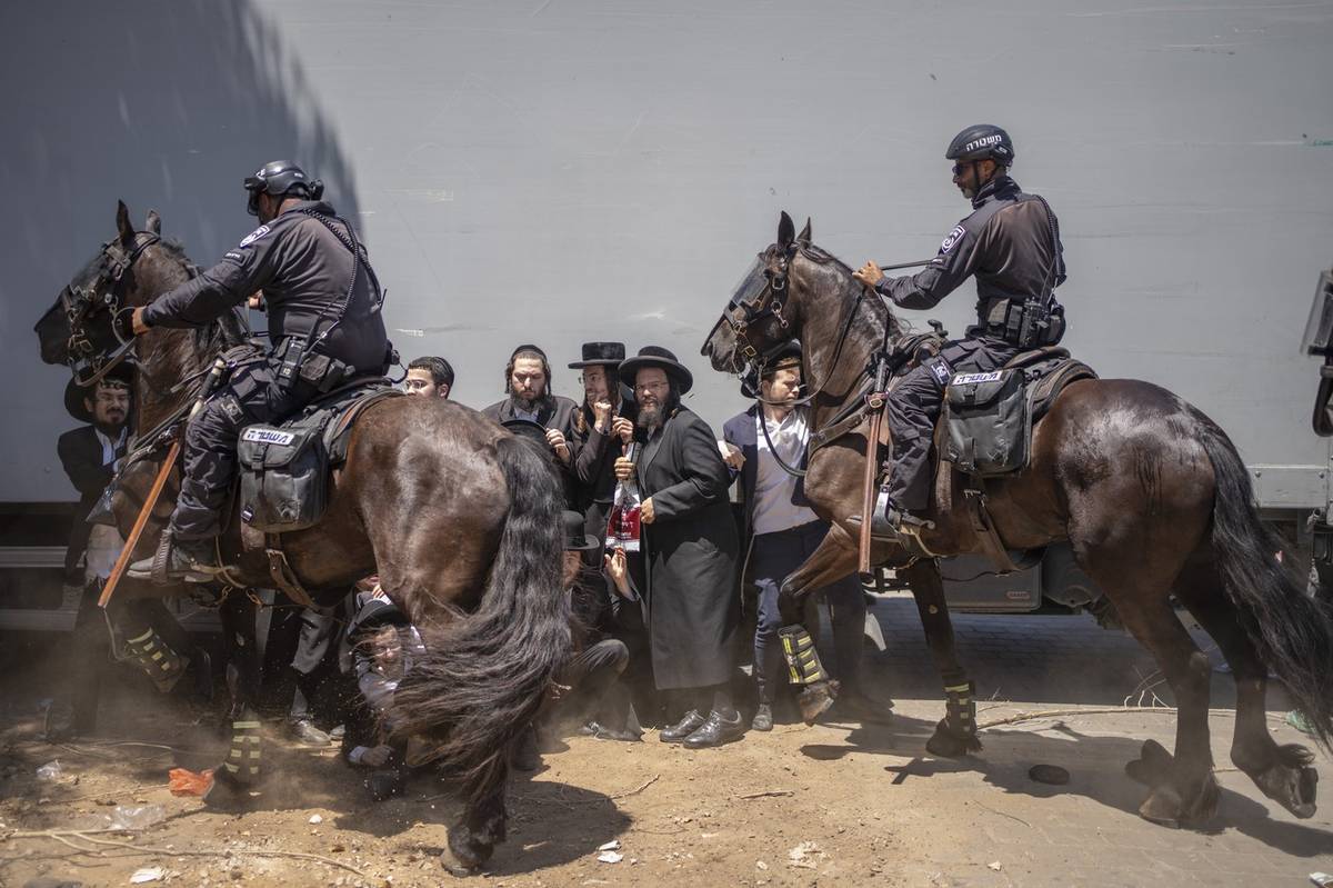 Pondělní protest, při němž někteří ultraortodoxní židé podle izraelského serveru Times of Israel házeli také plastové lahve a lejna policejních koní na novinářky, se konal v den, kdy se mělo na náborový úřad dostavit prvních 500 studentů židovských škol ješiv.