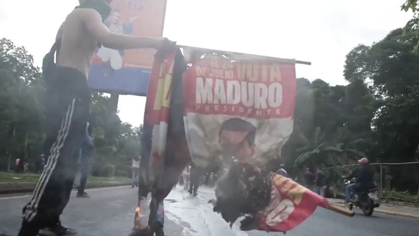 Video: Slzný plyn, gumové projektily. Venezuelané po volbách vyšli do ulic