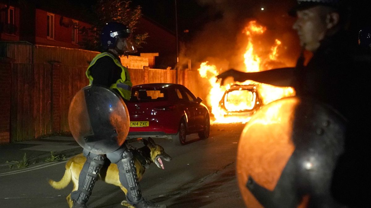 Útok v Southportu rozpoutal protesty po celé Británii