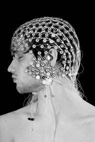 Spánek jsme většinu historie nahlíželi především přes sny. A subjektivní výpovědi spáčů. To se změnilo až s příchodem moderní spánkové medicíny, která byla ovlivněna vynálezem EEG (elektroencefalografie) v roce 1925. Na fotografii je dnešní podoba přístroje.