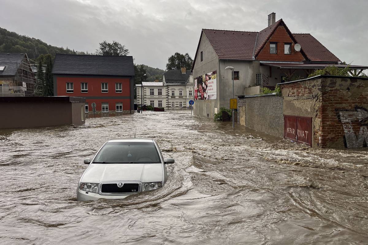 „Je to apokalypsa, všude je spoustu bahna, všechno je zničené včetně veřejných prostranství, ohnuté a odstraněné jsou lávky, které sebrala voda, musíme nechat zkontrolovat mosty. Vypadá to hrozně, když procházíte městem, nevěříte, že voda měla takovou sílu, co všechno zničila a přemístila jinam. Kolem silnic jsou zničené obruby i ploty,“ uvedla starostka Jeseníku Zdeňka Blišťanová (Jeseník srdcem).