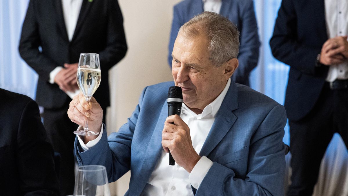 Zeman：私たちは私たちが去った大統領のボトルにプラムブランデーをこぼしていました
