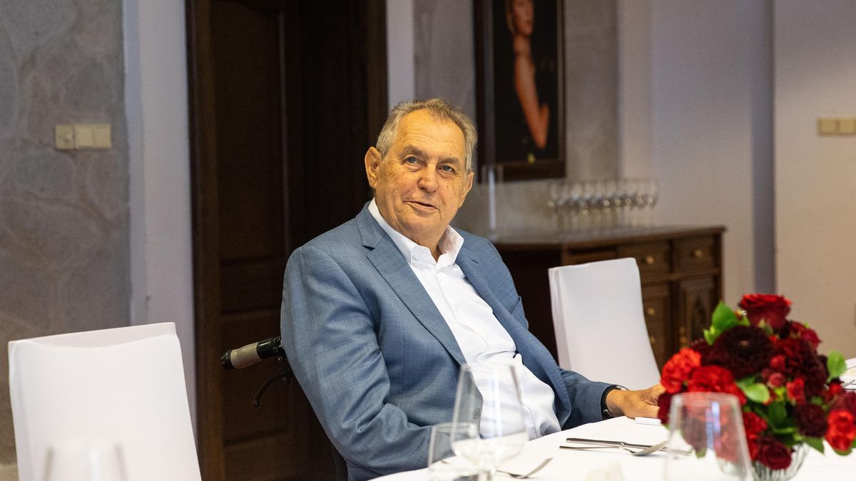 Exprezident Zeman se omluvil Šarapatkovi za slova o vyhazovu, nařídil mu to soud