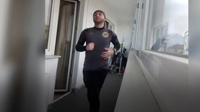 Video: Při karanténě uběhl na svém balkoně celý maraton
