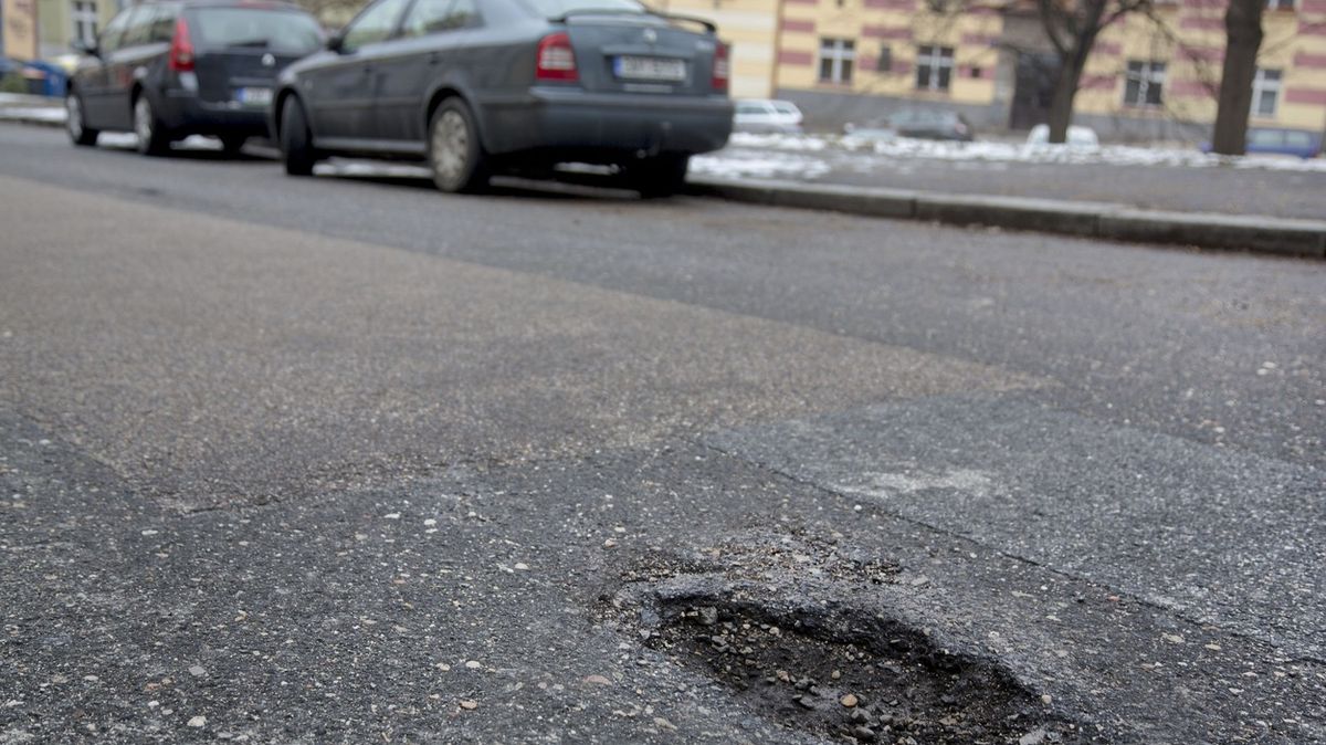 Recept na nejhorší silnice v zemi: navrtat asfalt a zjistit, kdo šidí