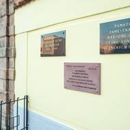 Pamětní deska (uprostřed) kněze Josefa Toufara, který zemřel 25. února 1950 na následky mučení příslušníky StB, byla 19. září 2018 odhalena u staré brány před věznicí Valdice na Jičínsku.