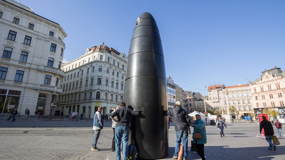 Na nádvoří muzea v Brně vyrůstá nová dominanta v podobě mraku