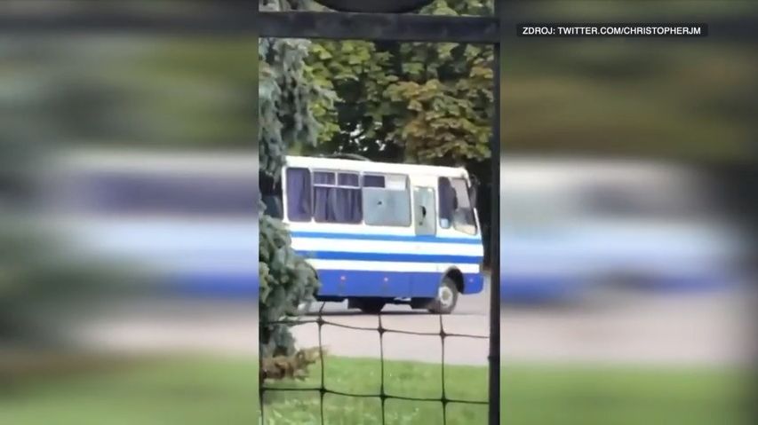 Video: Útočník s výbušninou drží rukojmí v ukrajinském autobuse. V oknech jsou díry po kulkách