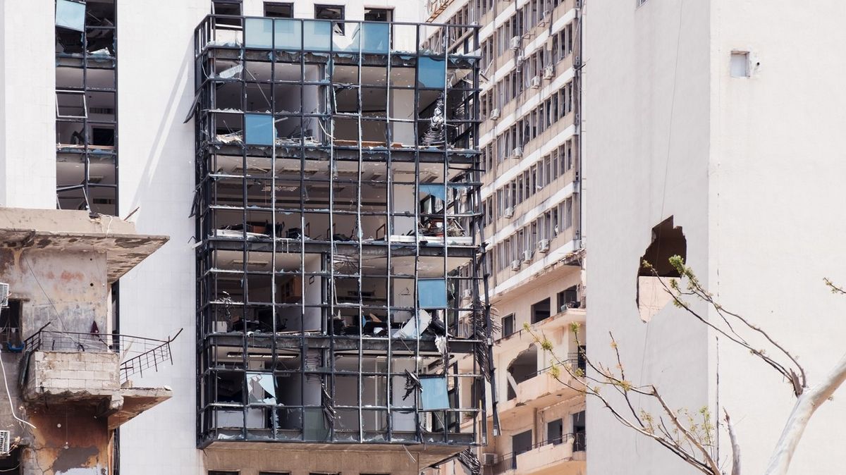 Měsíc od exploze v Bejrútu. Opravy váznou, vláda zcela selhala