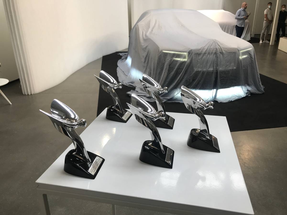 Pět ocenění pro pražské dealerství Rolls-Royce od továrny. Dealerství Evy a Karla Kadlecových funguje přitom teprve od roku 2015.