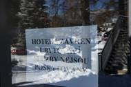 Vchodu u hotelu Skicentrum. 