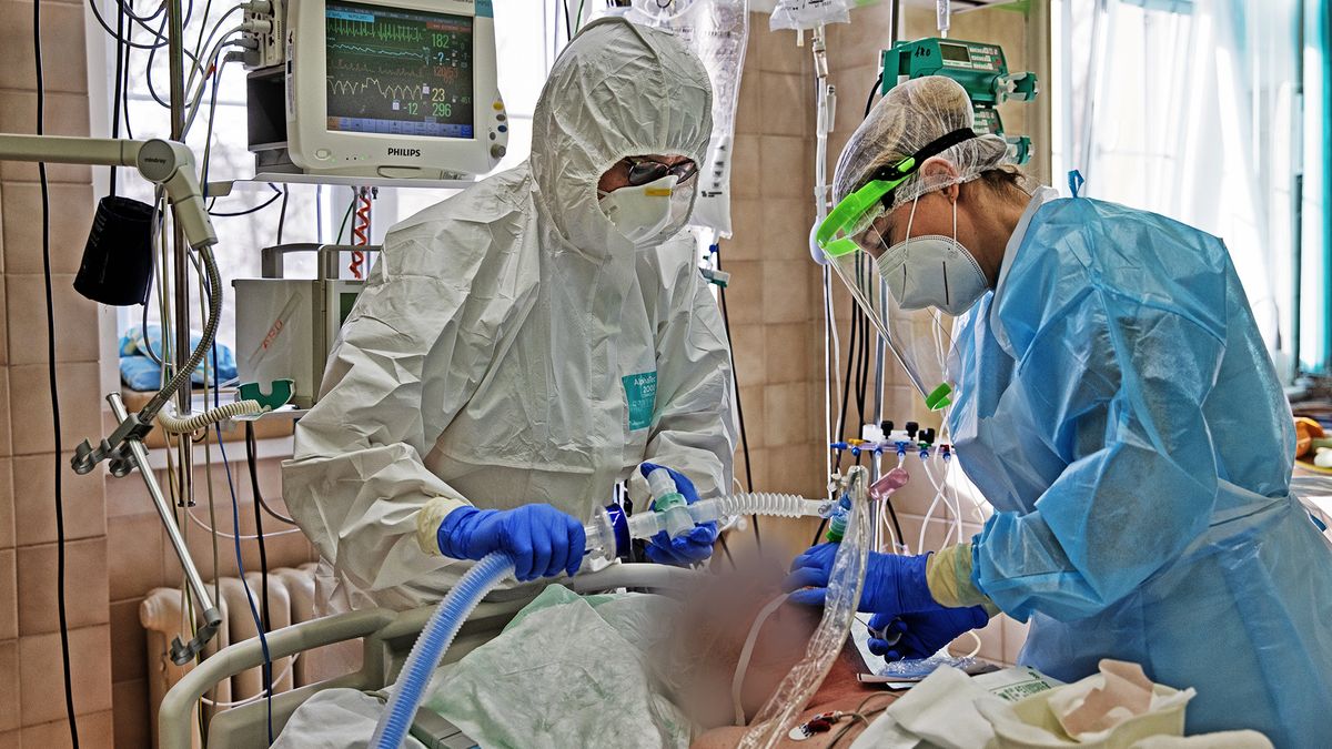 Důvod přetížených nemocnic. „Infekce covidem teď probíhá jinak,“ říká lékař