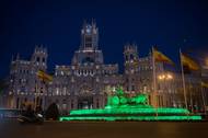 Velká shromáždění byla letos povětšinou vyloučena, svět se přesto snažil oslavovat tento svátek stylově. Na snímku fontána na španělské Plaza de Cibeles v Madridu.