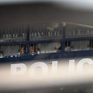 Po celé zemi lidé ve velkém končí v poutech, zranění nebo mrtví.