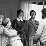 Královská rodina během her Braemar Highland ve Skotsku. Zleva doprava: královna matka, královna Alžběta II, princezna Diana (zesnulá první manželka prince Charlese), Charles a Geoff Capes, bývalý britský atlet. 4. září 1982.
