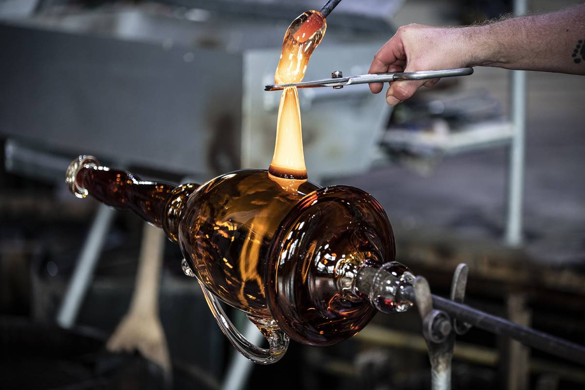 SZ / Sklárna Ajeto v Lindavě. Byla založena 28. října 1994 v Lindavě u Nového Boru, tradičního centra českého sklářství. Spoluzakladatelem sklárny byl mimo jiné i známý český architekt Bořek Šípek. Právě podle jeho návrhu se dodnes ve sklárně vyrábějí například divadelní Ceny Thálie. Od roku 2011 je dodavatelem trofejí pro slavný cyklistický závod Tour de France. Ve sklárně se po mnoho let setkávají světoví sklářští umělci a designéři, architekti, umělci, herci i filmaři.