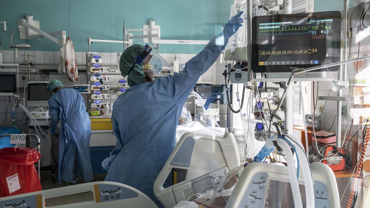 Data: Nemocnicím dochází dech, zbývá už jen čtvrtina lůžek s kyslíkem