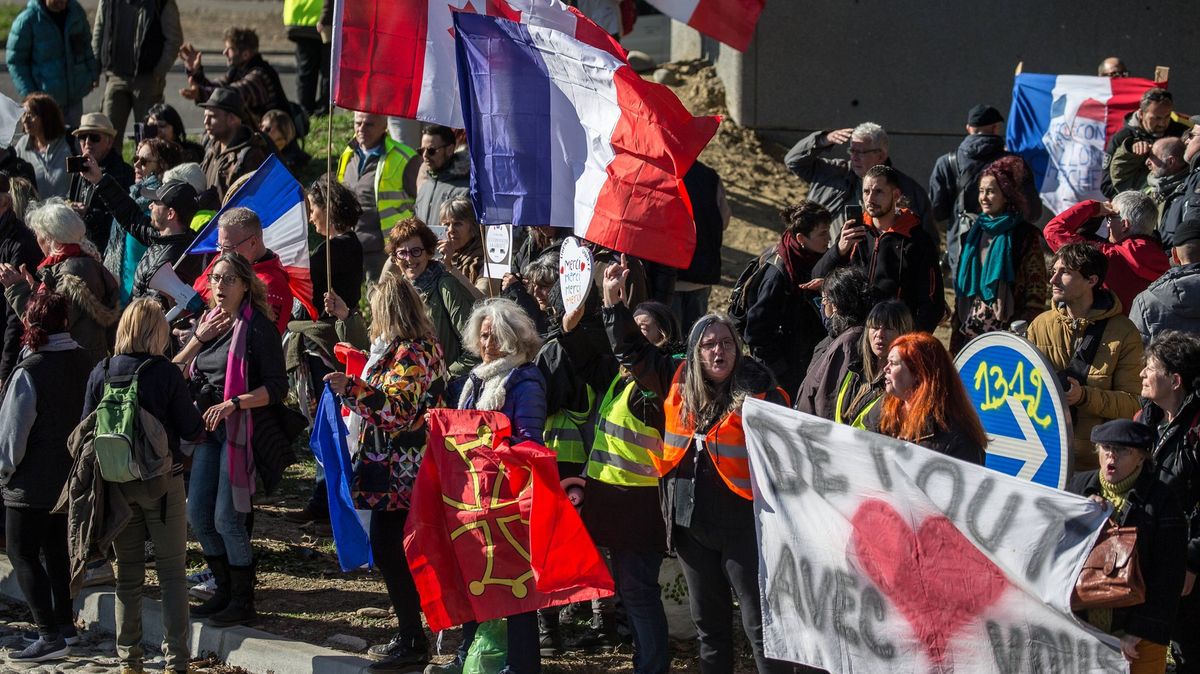 Konvoje svobody přes zákaz míří do Paříže. Čekají na ně tisíce policistů