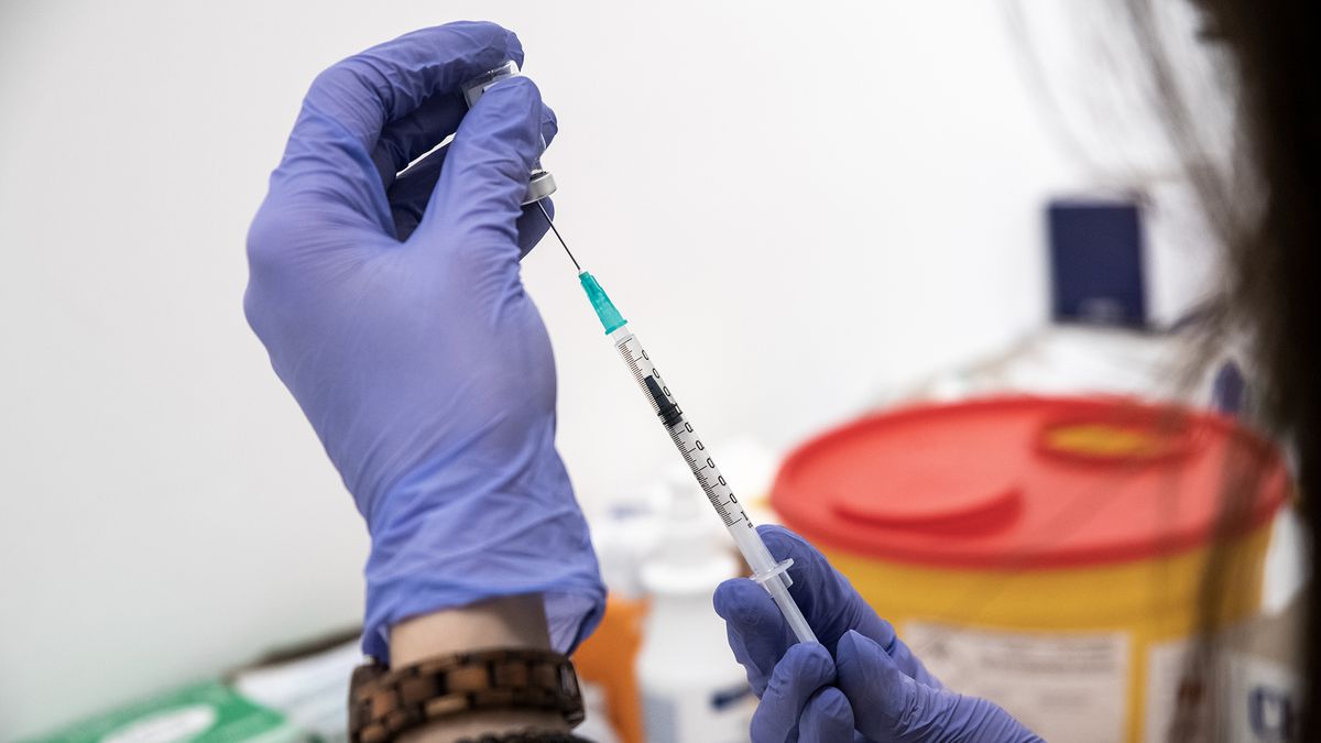 Data ukazují, o kolik víc lidí by covid zabil nebýt očkování