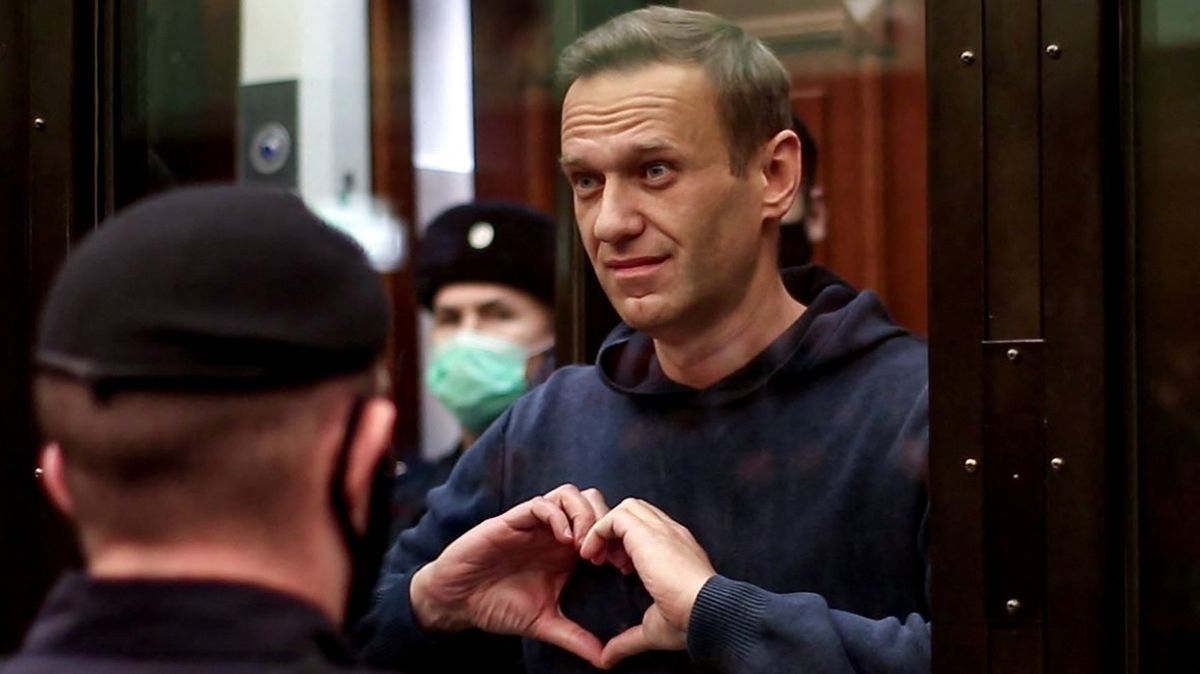 Navalnyj dostal 9 let vězení za podvod a pohrdání soudem