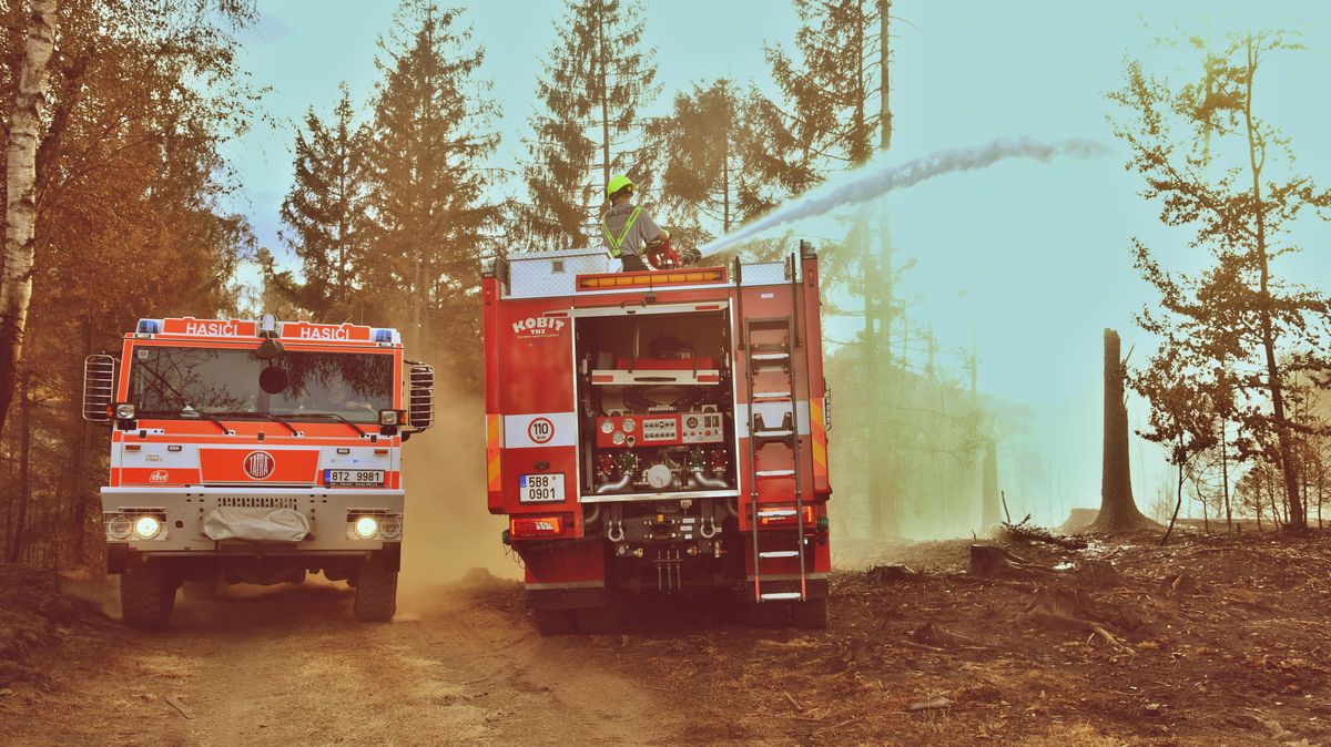 Hasiči se v Českém Švýcarsku blíží k likvidaci požáru, práce komplikuje vedro
