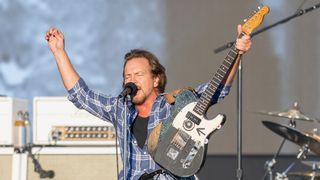 Zpěvák Pearl Jam se nadýchal kouře z hořících lesů, pražský koncert nebude