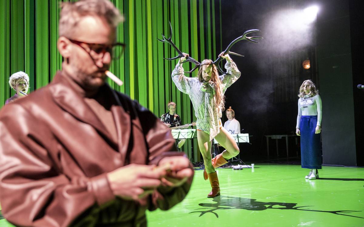 Miloslav König (Pentheus), Petr Vančura (Dionýsos), Veronika Lazorčáková (Bakchantka).