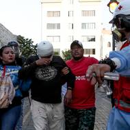 „Je to celonárodní chaos, takhle se nedá žít. Jsme ve strašné nejistotě, pokud jde o ekonomiku a vandalismus,“ řekl podle agentury ČTK obyvatel Limy Leonardo Rojas.