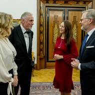 Manželé Fialovi vítají bývalého premiéra Mirka Topolánka s manželkou Lucií Talmanovou.