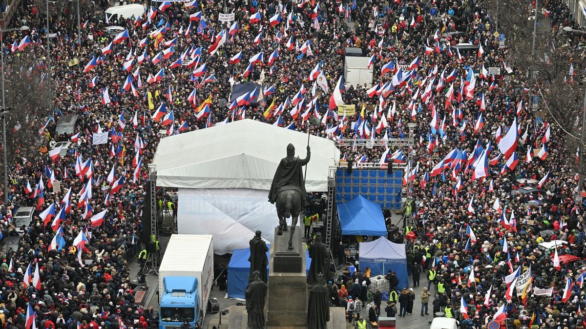 Stovky lidí se dožadují stažení ukrajinské vlajky na Národním muzeu