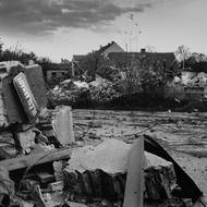 Jak se ukázalo později, blokáda demolici nezabránila a do roku 1994 byla postupně zbourána většina domů. Snímek zbourané ulice Čsl. armády, 1992. 