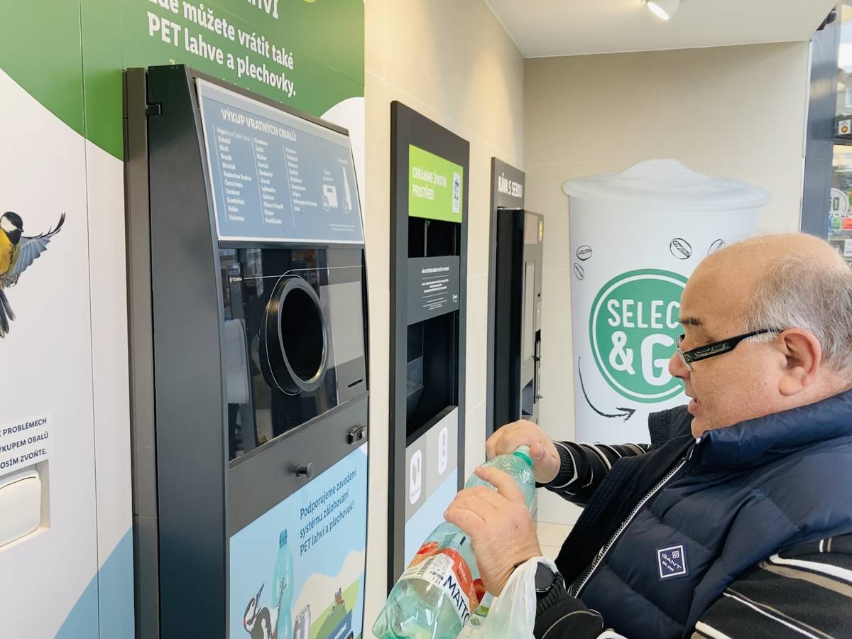 Pilotní projekt vracení PET lahví a plechovek funguje od minulého čtvrtka.