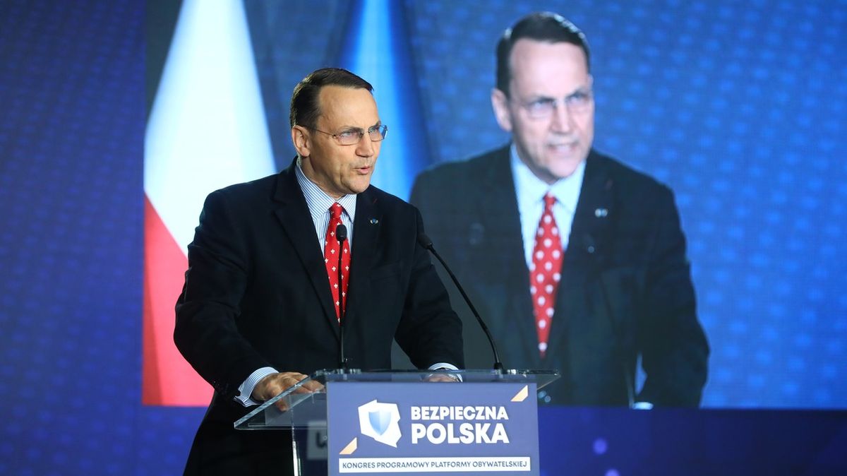 Sikorski potvrdil, že Polsko má chuť anektovat Ukrajinu, raduje se Moskva