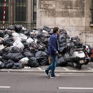 To se francouzské opozici však nepodařilo a důchodová reforma je tím pádem přijata. Zápach se ulicemi Paříže šíří dál.