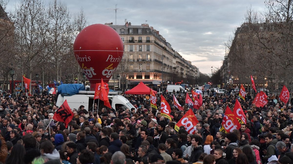 Une partie des pompes en France tarissent à cause des manifestations, les gens bloquent également les entrepôts