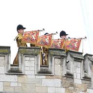 List The Guardian dnešek hodnotí jako symbolický začátek nové královské éry v Británii a osobní naplnění pro muže, který strávil více než sedm desetiletí čekáním na trůn.