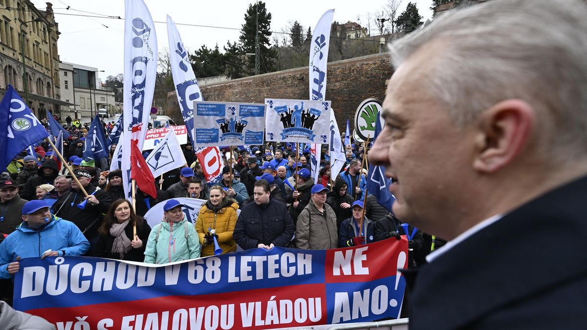 Odboráři dorazili k sídlu vlády. Protestují proti reformě penzí