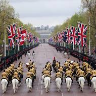 Průvod doprovázený panovnickým doprovodem z královy Household Cavalry i příslušníky ozbrojených sil vyšel centrální branou z Buckinghamského paláce a pokračoval po třídě The Mall. 