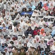 V deštivém Hyde Parku davy lidí jásaly nad korunovací britského krále.