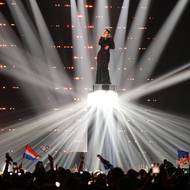 Francouzská zástupkyně La Zarra a píseň Évidemment. „Na obřím třpytivém podstavci jako lidská Eiffelova věž zpívá diskohit, jako by Edith Piaf posedla Lady Gaga.“ (Z online přenosu na stránkách Eurovision Song Contest.)