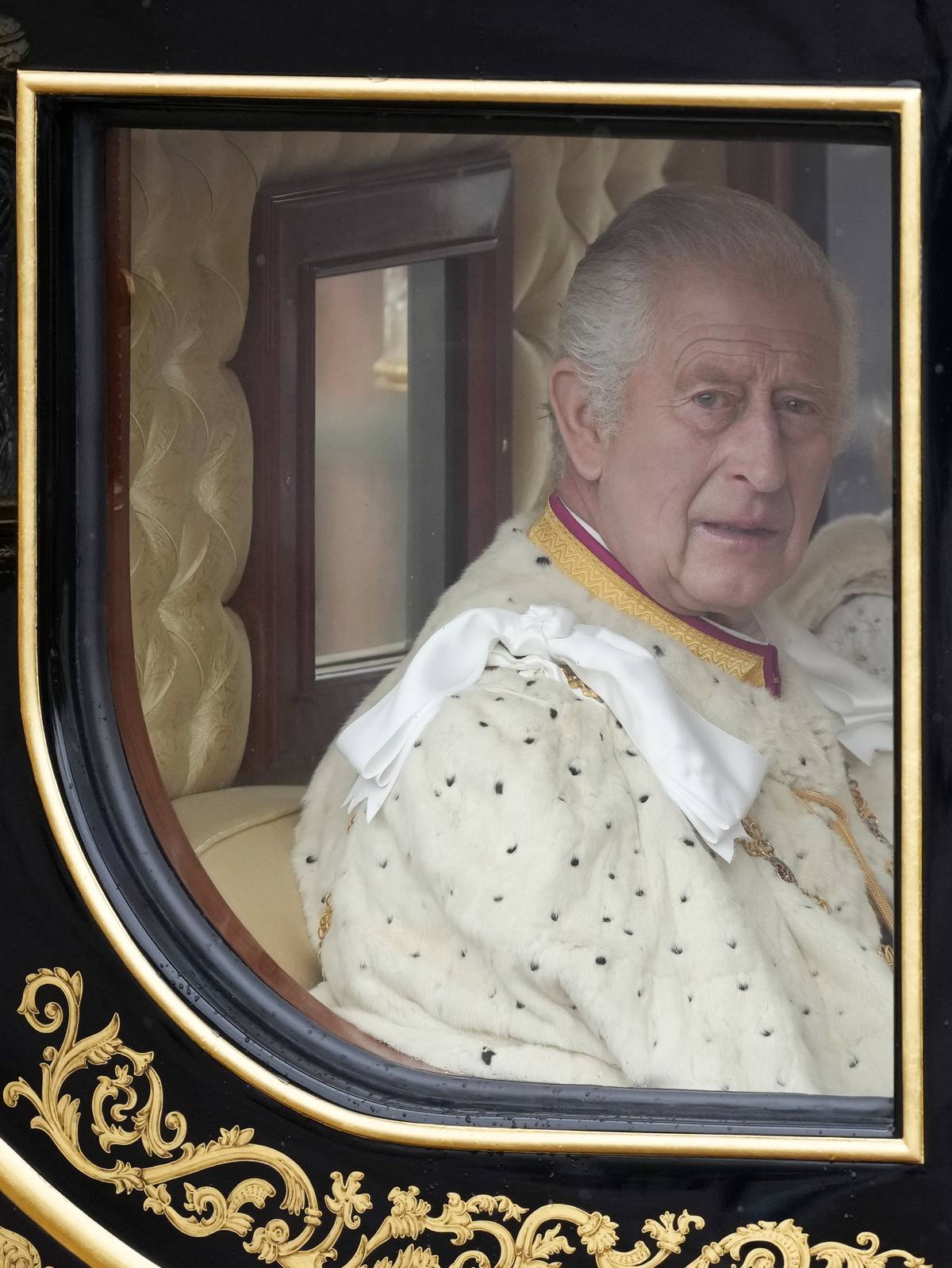 Král Karel III. se svou chotí Camillou na cestě z Buckinghamského paláce.