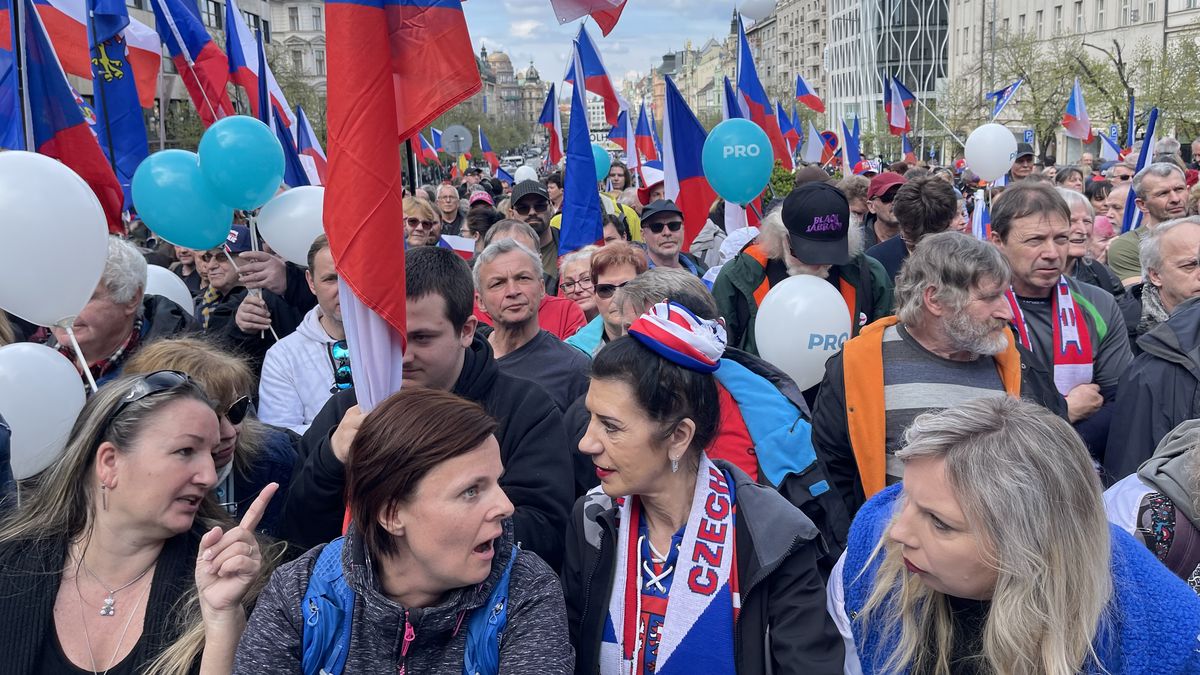 Proti „fialové bídě“. Tisíce demonstrantů se prý dnes s policií rvát nebudou
