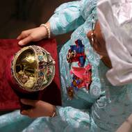 Někteří z účastníků procesí nesli takzvané regálie (korunovační klenoty), přičemž většina předmětů byla poté umístěna na oltáři, dokud nejsou potřeba při obřadu.