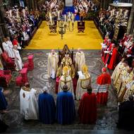 Povšimněte si barvy koberce. Modrá a žlutá, stejně jako ukrajinská vlajka. Mluvčí Buckinghamského paláce ale deníku Telegraph řekl, že jde jen o „šťastnou náhodu“. Barvy prý byly zvoleny, aby dobře kontrastovaly s róbami krále a královny. Přesto to vyvolalo pozornost na sociálních sítích, tento detail chválilo i ukrajinské ministerstvo zahraničí