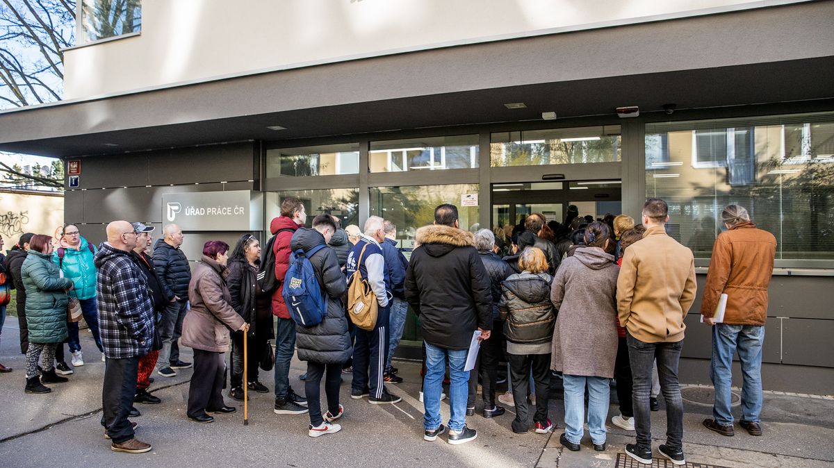 Praha dohání ve vyplácení dávek zbytek Česka