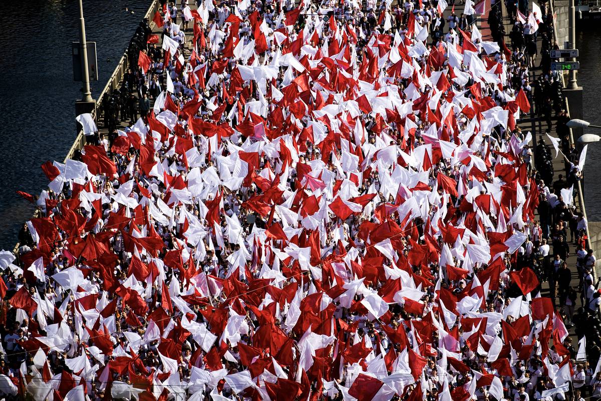 Ve středu večer se hrálo finále fotbalového MOL Cupu, na pražské Letné se v něm po více než dvaceti letech utkala pražská „S“. Příznivci Slavie uspořádali tradiční pochod ke stadionu soupeře.