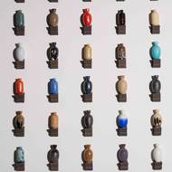 Milan Pekař se během svého doktorského studia zabýval výzkumem efektujících glazur. Vznikly tak stovky malých testovacích váziček. Jejich instalace volně odkazuje k „porcelánovým pokojům“, které byly v době, kdy byl porcelán jedním ze symbolů luxusu a bohatství, nedílnou součástí šlechtických sídel