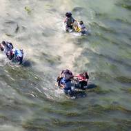 Na leteckém snímku vzdorují migranti proudu řeky Rio Grande při přechodu z Mexika do Spojených států, foceno 27. září v Eagle Pass v Texasu.